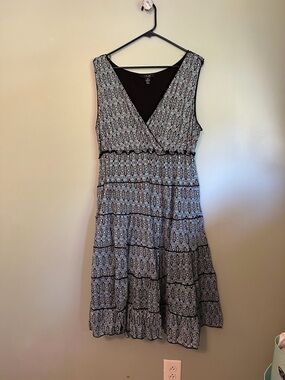 Style & Co. Black and White Sleeveless V-Neck Midi Dress